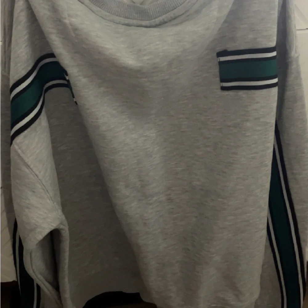 GUESS sweatshirt - Picture 2 of 2